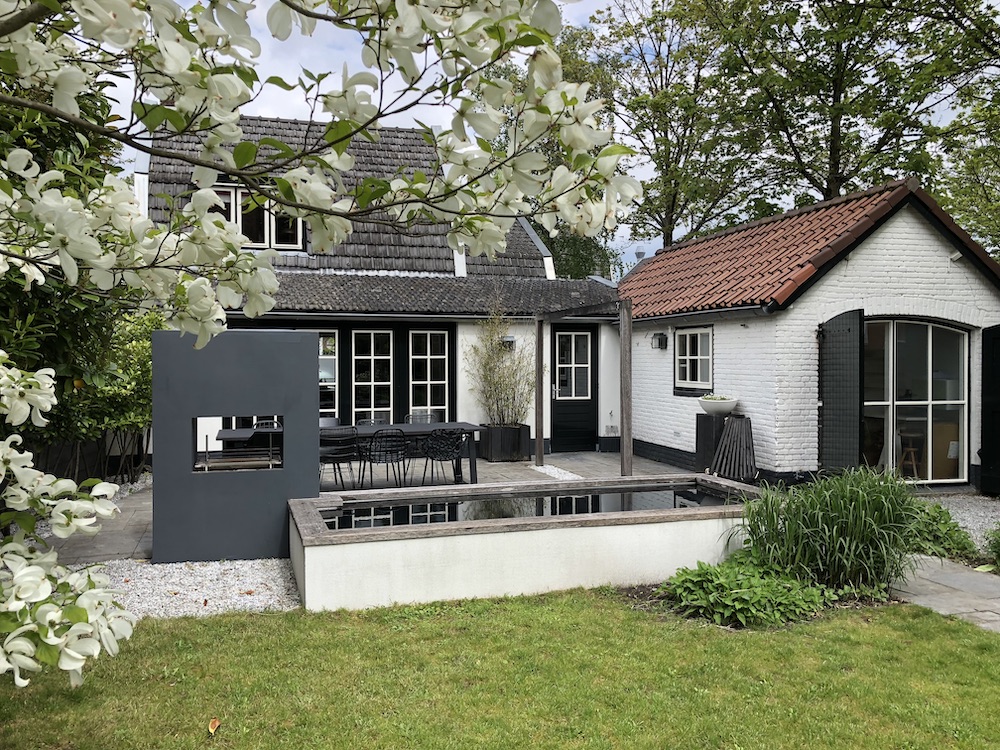 Strak tuinontwerp met zwemvijver